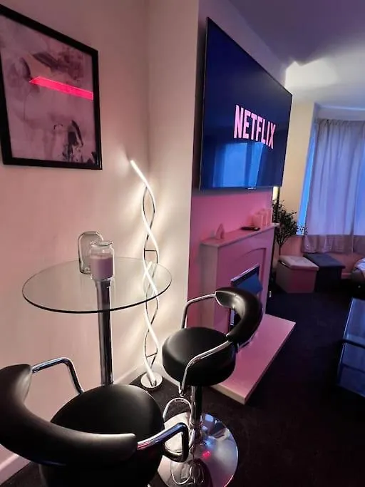 Wilton Retreat- Hot Tub, Pool Table, Parking Apartment Southampton 0*,