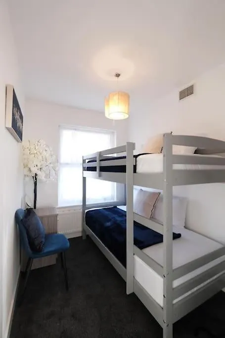 Wilton Retreat- Hot Tub, Pool Table, Parking Apartment Southampton 0*,  United Kingdom
